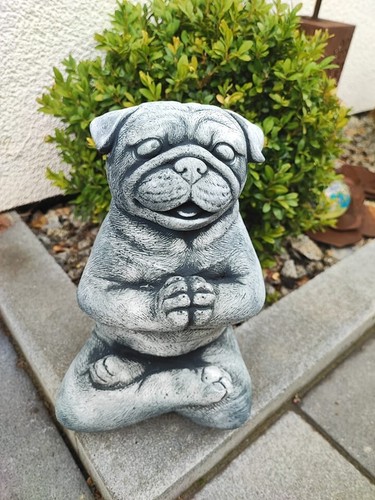 Steinfigur mops yoga - steinfigur, massiv