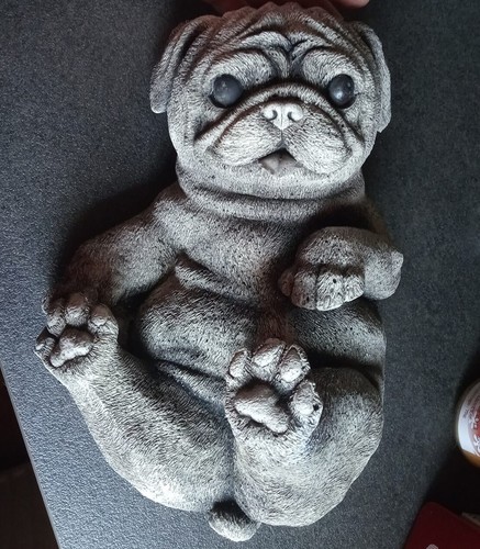 Steinfigur mops frostfest - mops,