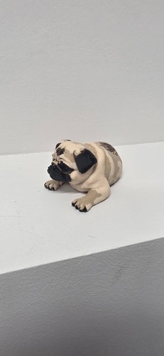 Mops liegend vollfarbe - liegend,