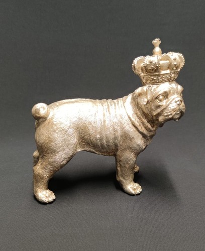 Silberfarbene mops figur mit - figur,